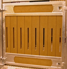 Die Lüftungsschlitze in den Stallbohlen können individuell gestaltet werden.